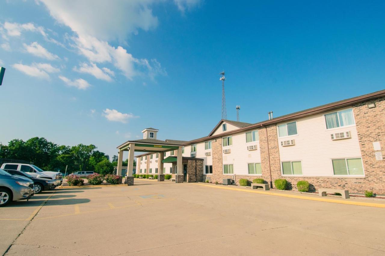 Super 8 By Wyndham Mclean/Bloomington Sw Motel Exterior photo