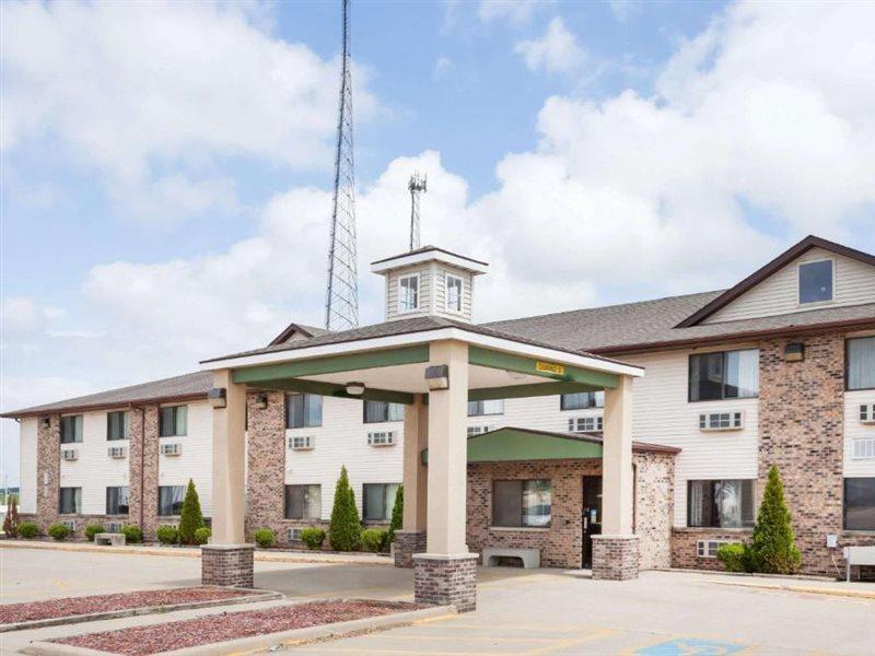 Super 8 By Wyndham Mclean/Bloomington Sw Motel Exterior photo