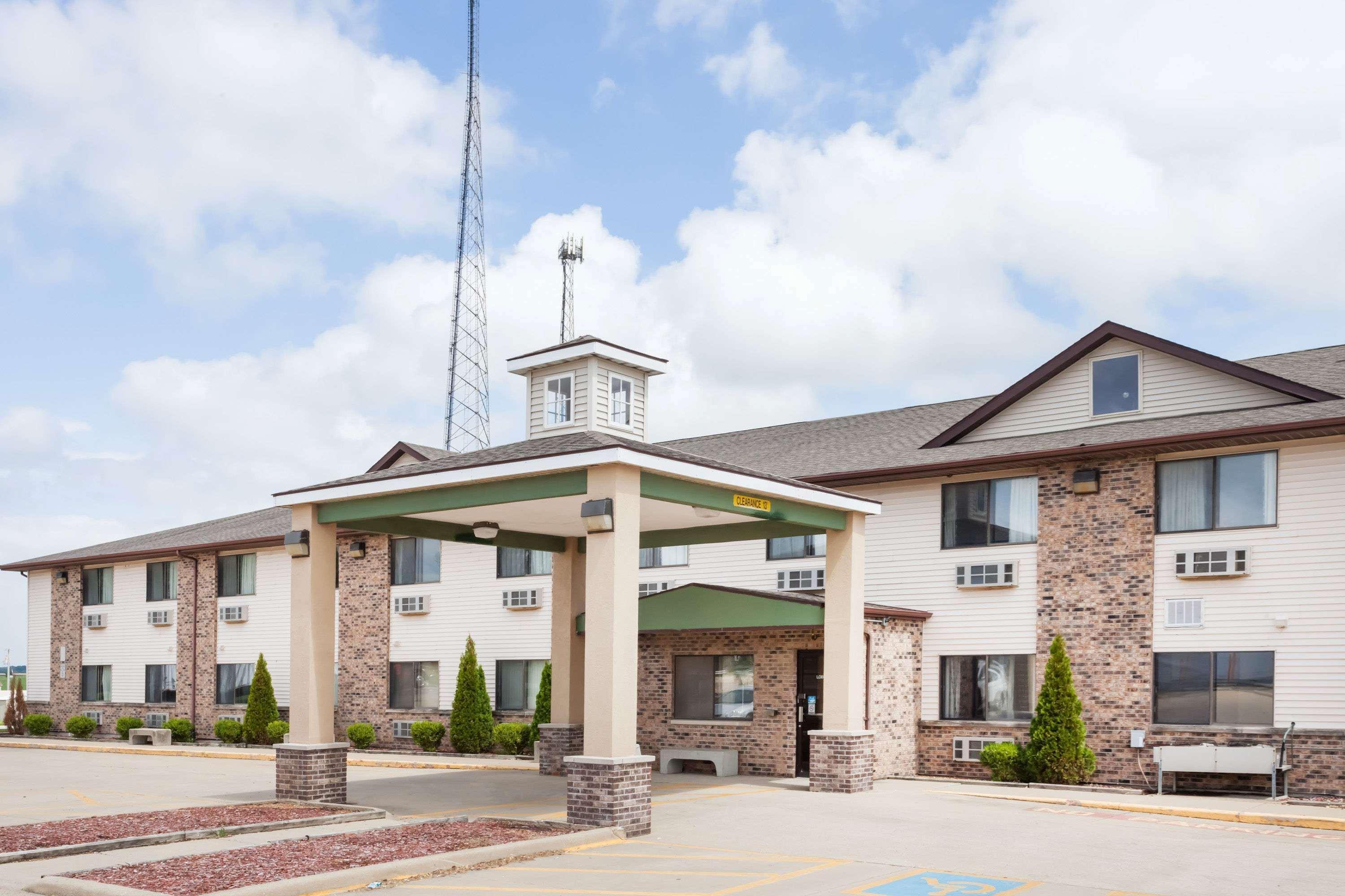 Super 8 By Wyndham Mclean/Bloomington Sw Motel Exterior photo